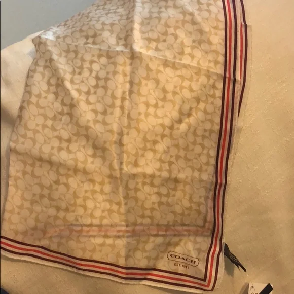 The gorgeous coach scarf in cream, a simple elegance for your outfit 😍 - Picture 7 of 8